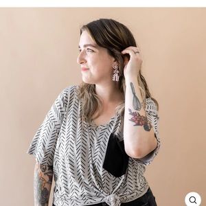 Kyte womens v neck tee in khaki herringbone